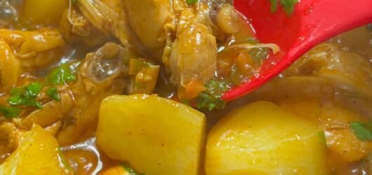 Sobrecoxa de Frango ao Molho com Batatas